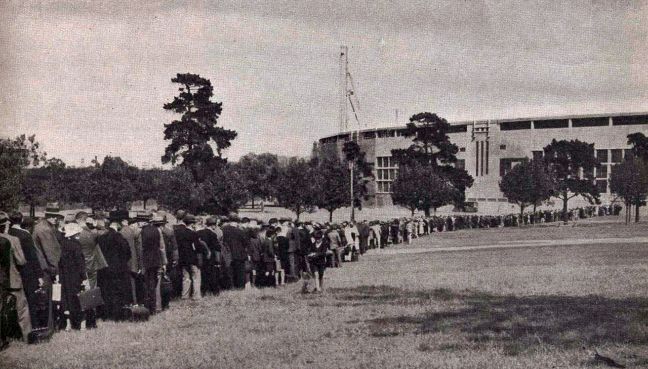 A queue leading into the MCC Members' Reserve at the MCG in 1937