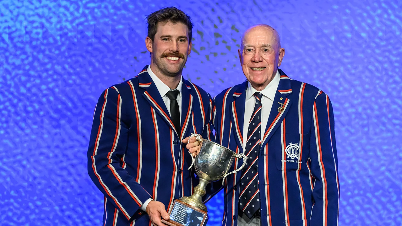 Rob Templeton presents Blake Thomson with trophy